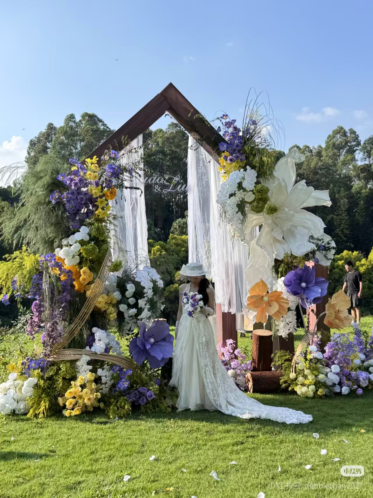屋形木架S形花艺与巨型纸花背景